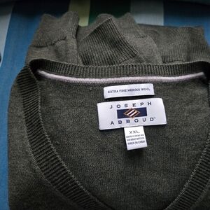 Joseph Abboud Fine Merino Wool Olive Green Classic V-Neck Sweater - EUC